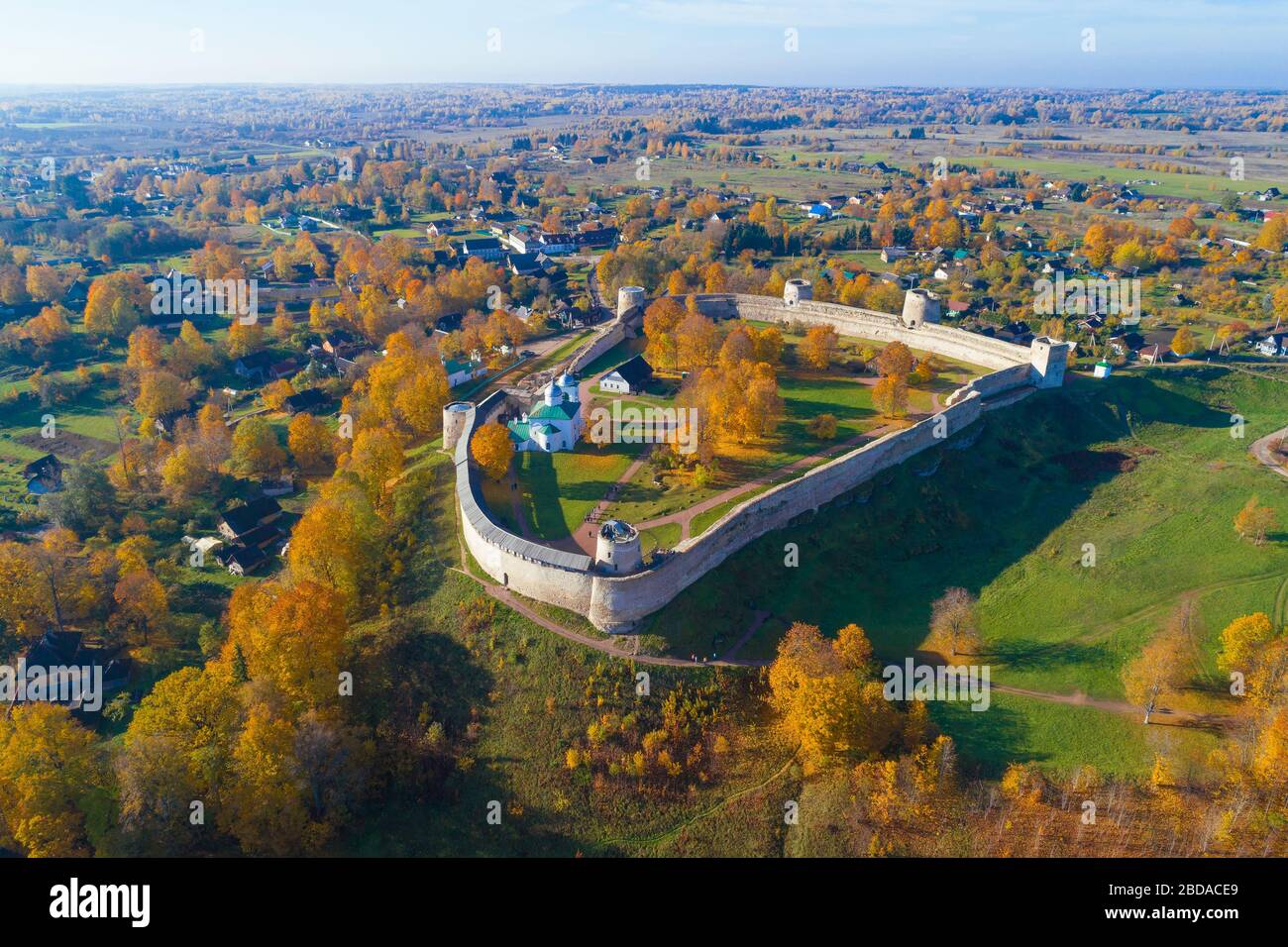 Fortezza medievale di Izborsk nel paesaggio autunnale in una giornata di sole. Regione di Pskov, Russia Foto Stock