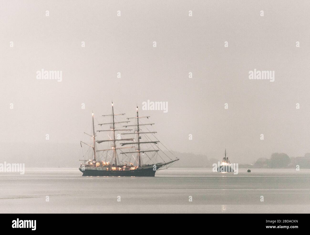Porto di Cork, Cork, Irlanda. 08 Aprile 2020. Alto vaso di addestramento tenace ancorato nel porto di Cork. La nave era stata in viaggio da Antigua in Grecia, ma a causa della pandemia di Covid-19 ha navigato verso l'Irlanda per consentire ad otto membri dell'equipaggio irlandese di sbarcare a Cork, Irlanda. - credito; David Creedon / Alamy Live News Foto Stock