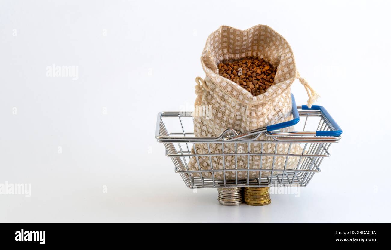 carrello della spesa alimentare. aumento dei prezzi dei prodotti alimentari, aumento del prezzo del grano saraceno. crisi finanziaria Foto Stock