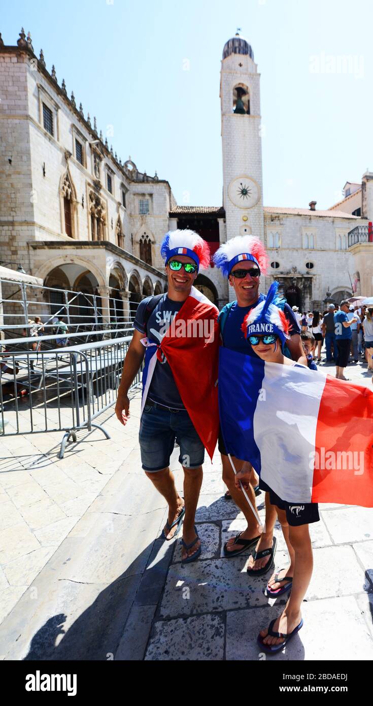 Tifosi francesi di calcio, in preparazione per la finale della Coppa del mondo 2018, nella città vecchia di Dubrovnik, Croatia. Foto Stock