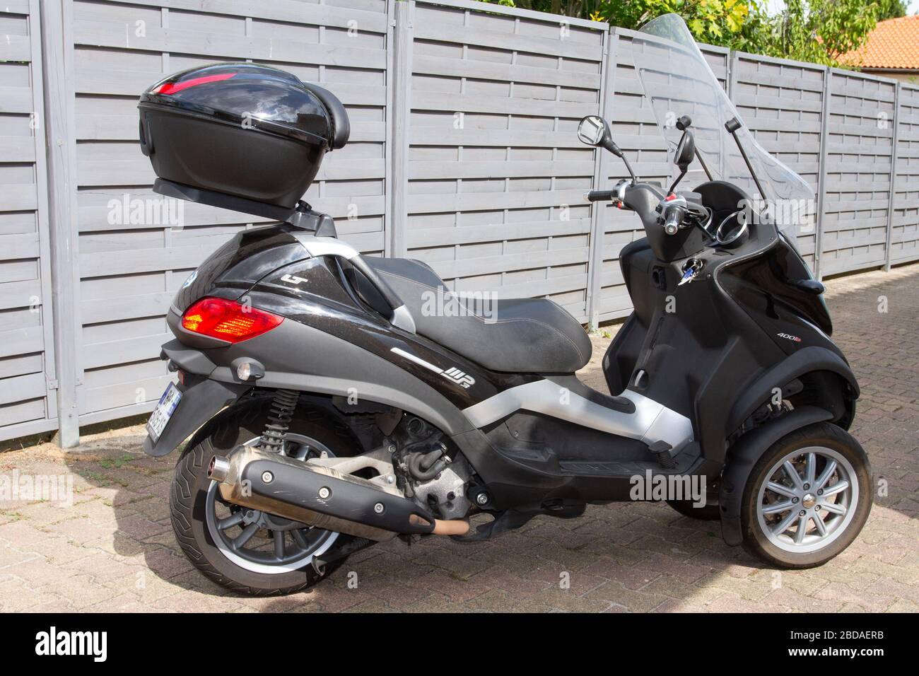 Bordeaux , Aquitaine / Francia - 03 30 2020 : piaggio mp3 Touring LT 400 IE  cm3 scooter con cassa superiore posteriore tre ruote vespa in strada della  città Foto stock - Alamy