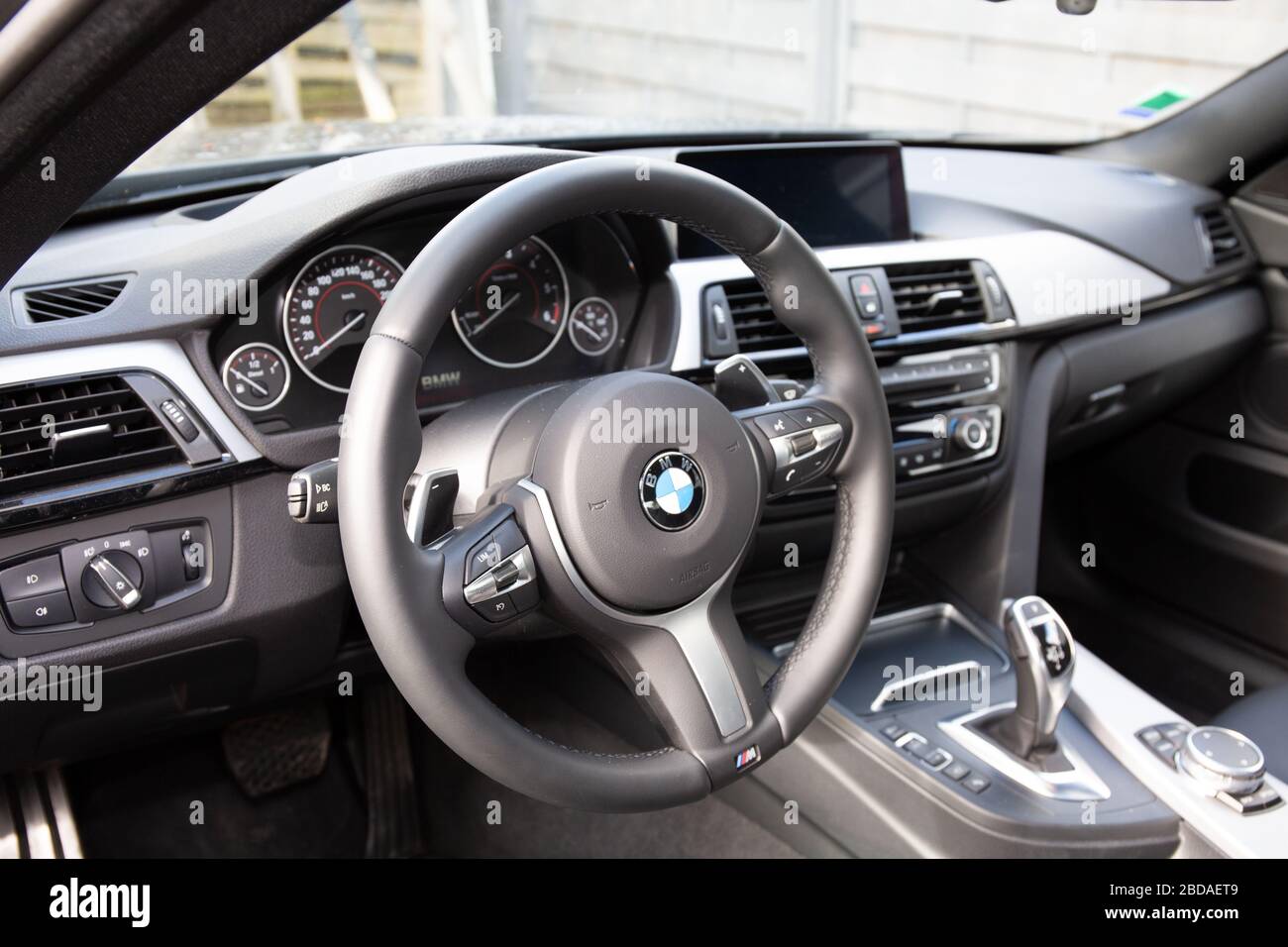 Bordeaux , Aquitaine / France - 03 30 2020 : BMW M3 interno di automobile  che mostra il volante e il cambio di marcia in pelle nera interno Foto  stock - Alamy