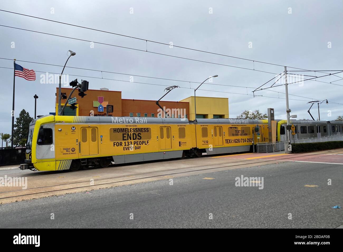 CALIFORNIA, STATI UNITI. 7 aprile 2020. Un treno Metro Rail Gold Line parte dalla stazione East LA Civic Center in mezzo alla pandemia globale del coronavirus COVID-19, martedì 7 aprile 2020, a Los Angeles, California, Stati Uniti. (Foto di IOS/Espa-Images) Credit: Agenzia europea per la fotografia sportiva/Alamy Live News Foto Stock