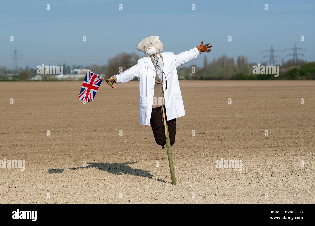 Uno spaventapasseri che indossa un cappotto medico a Cambridge, mentre il Regno Unito continua a bloccarsi per contribuire a frenare la diffusione del coronavirus. Foto Stock