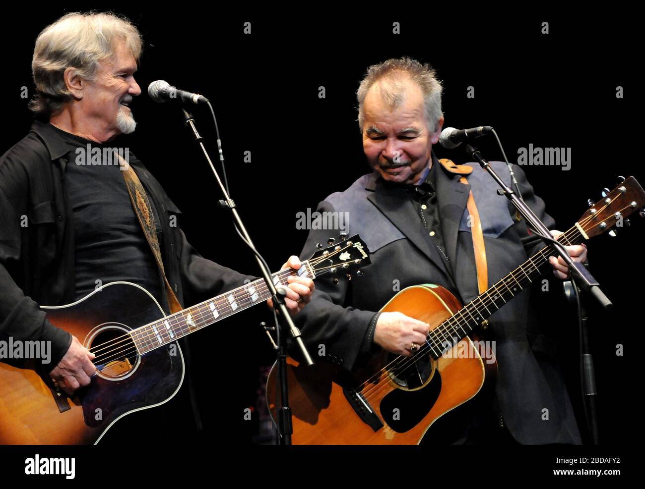 I cantanti e cantautori folk americani Kris Kristofferson (a sinistra) e John Prine si esibiscono dal vivo sul palco al King Center for the Performing Arts. Prine morì il 7 aprile 2020 a causa delle complicazioni del coronavirus. Foto Stock