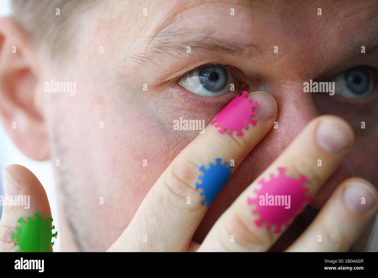 Uomo di mezza età che tocca le mucose Foto Stock