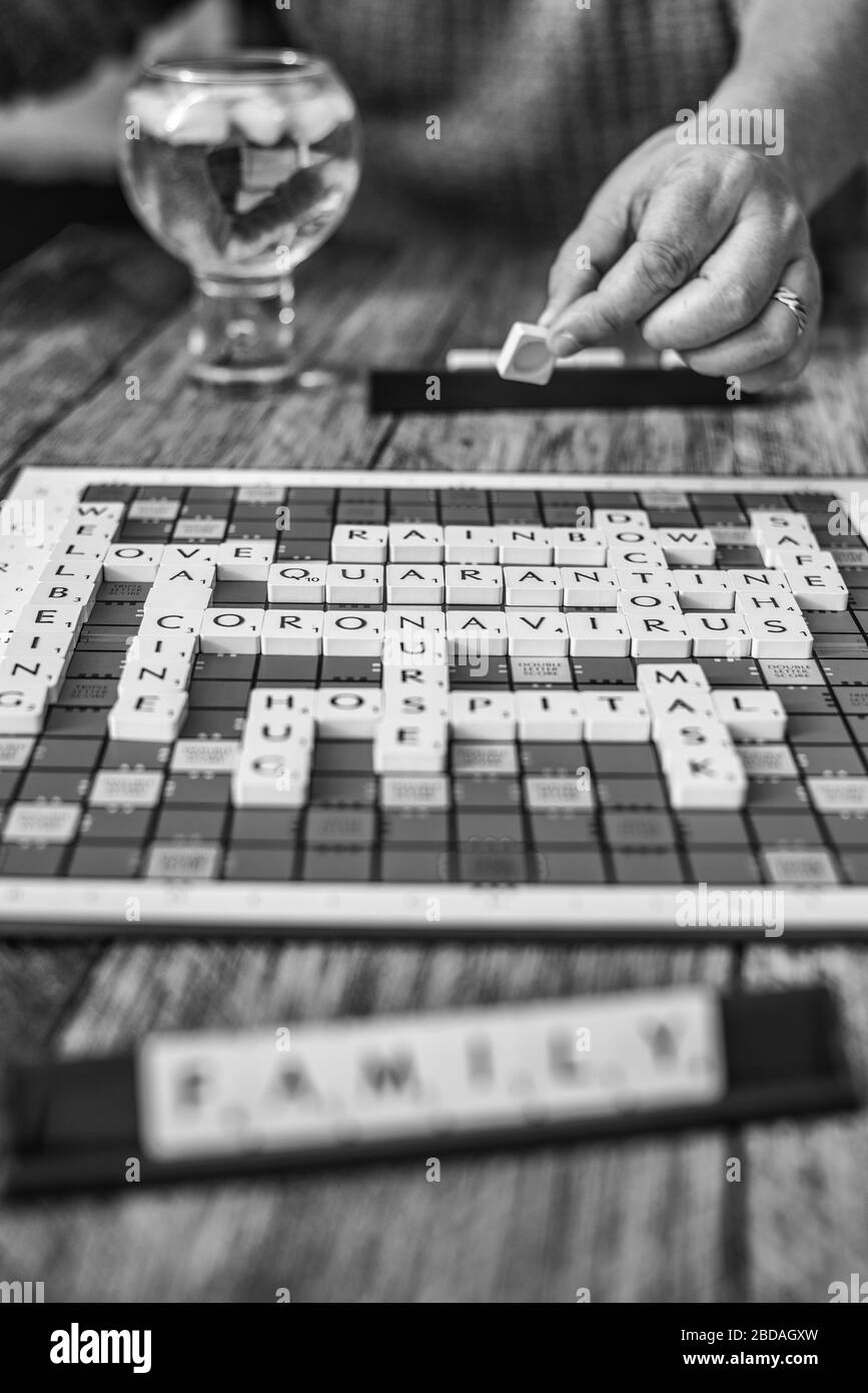 Corona Virus & NHS gioco a tema di scrabble Foto Stock