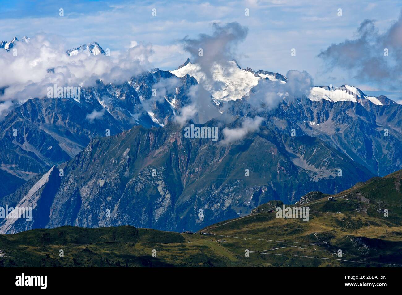 Vista dal picco Dent de Nendaz attraverso il passo montaoin Croix de Coeur al ghiacciaio Plateau du Trient, Nendaz, Vallese, Svizzera Foto Stock