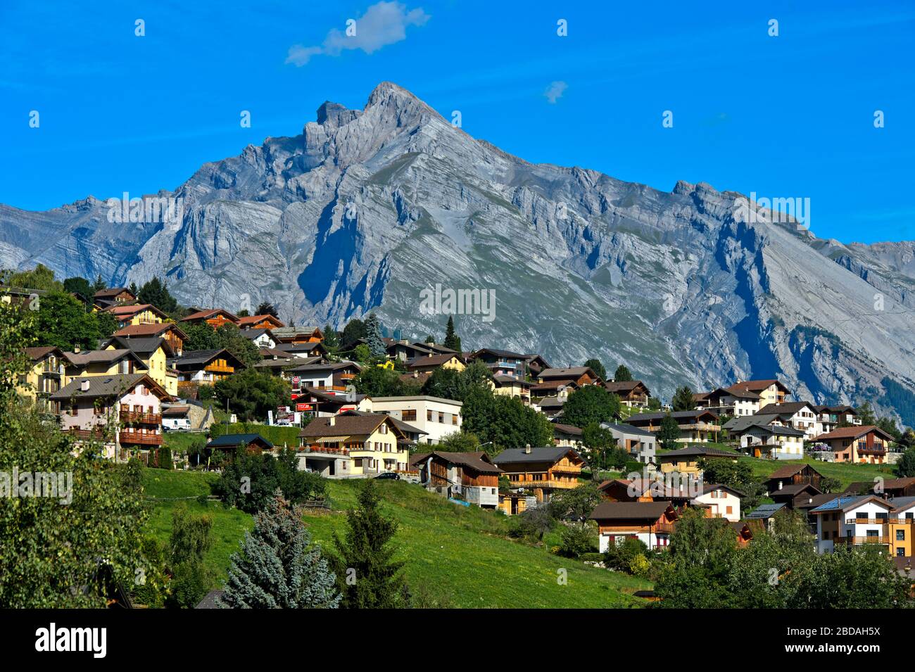 Località di villeggiatura Nendaz con punta di Cry dietro, Nendaz, Vallese, Svizzera Foto Stock