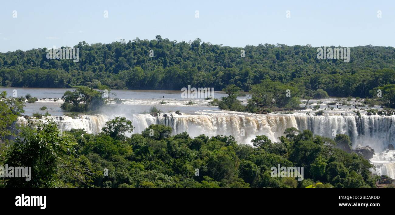 Il potente fiume Iguacu che si riversa sul bordo delle cascate del Patrimonio Mondiale, Brasile Foto Stock