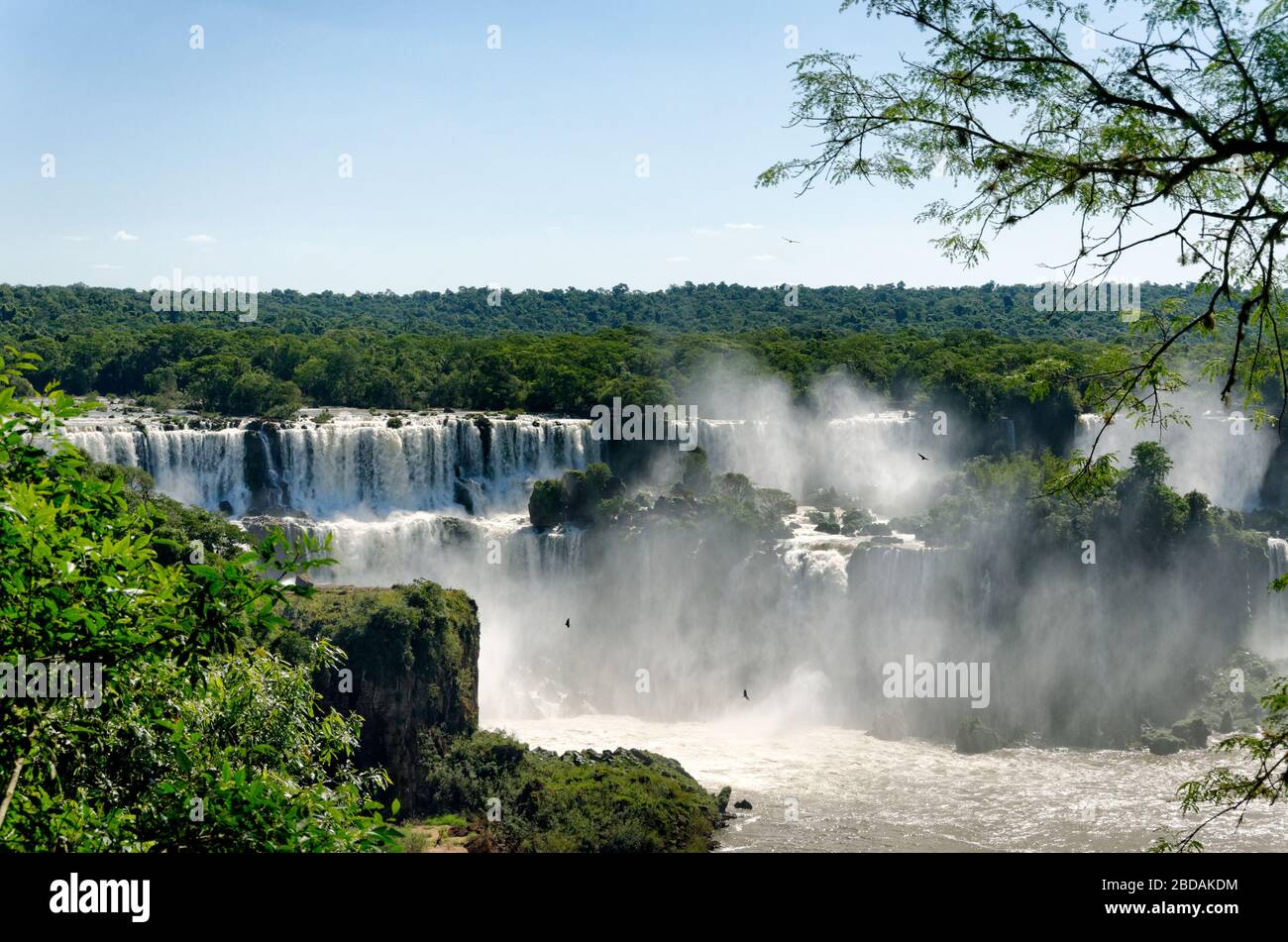 Il potente fiume Iguacu che si riversa sul bordo delle cascate del Patrimonio Mondiale, Brasile Foto Stock