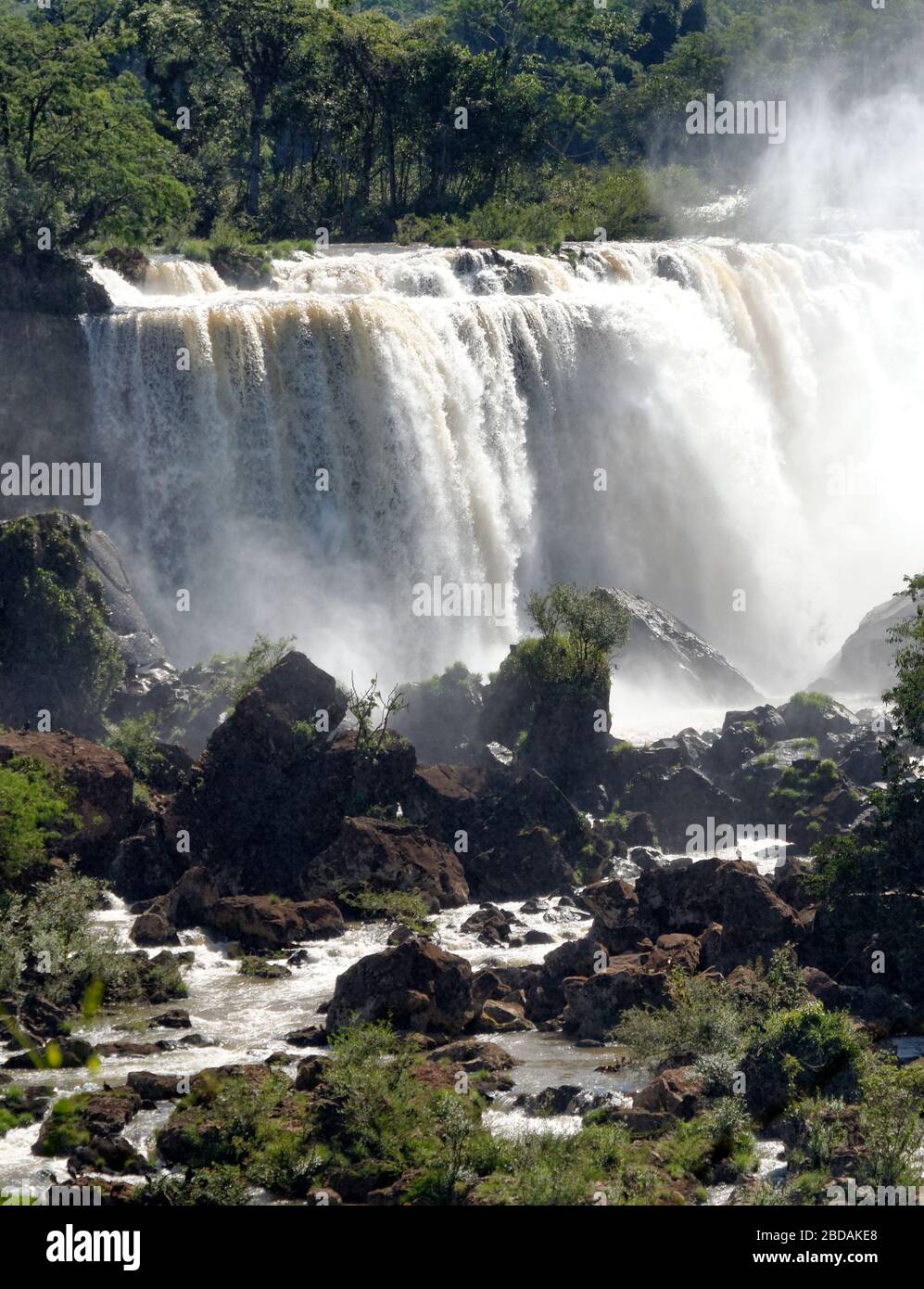 Il potente fiume Iguacu che si riversa sul bordo delle cascate del Patrimonio Mondiale, Brasile Foto Stock