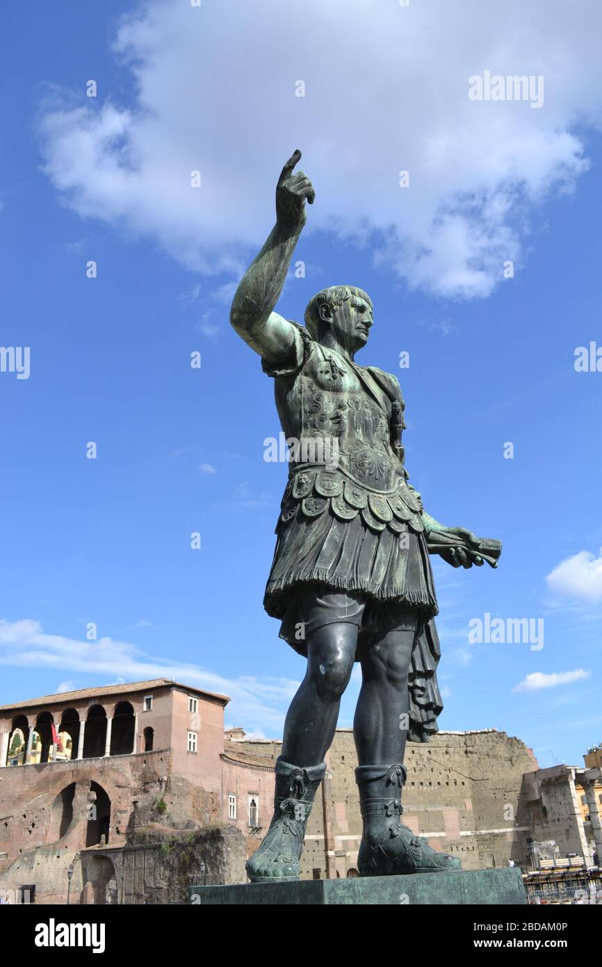 Giulio cesare statua fori imperiali immagini e fotografie stock ad alta