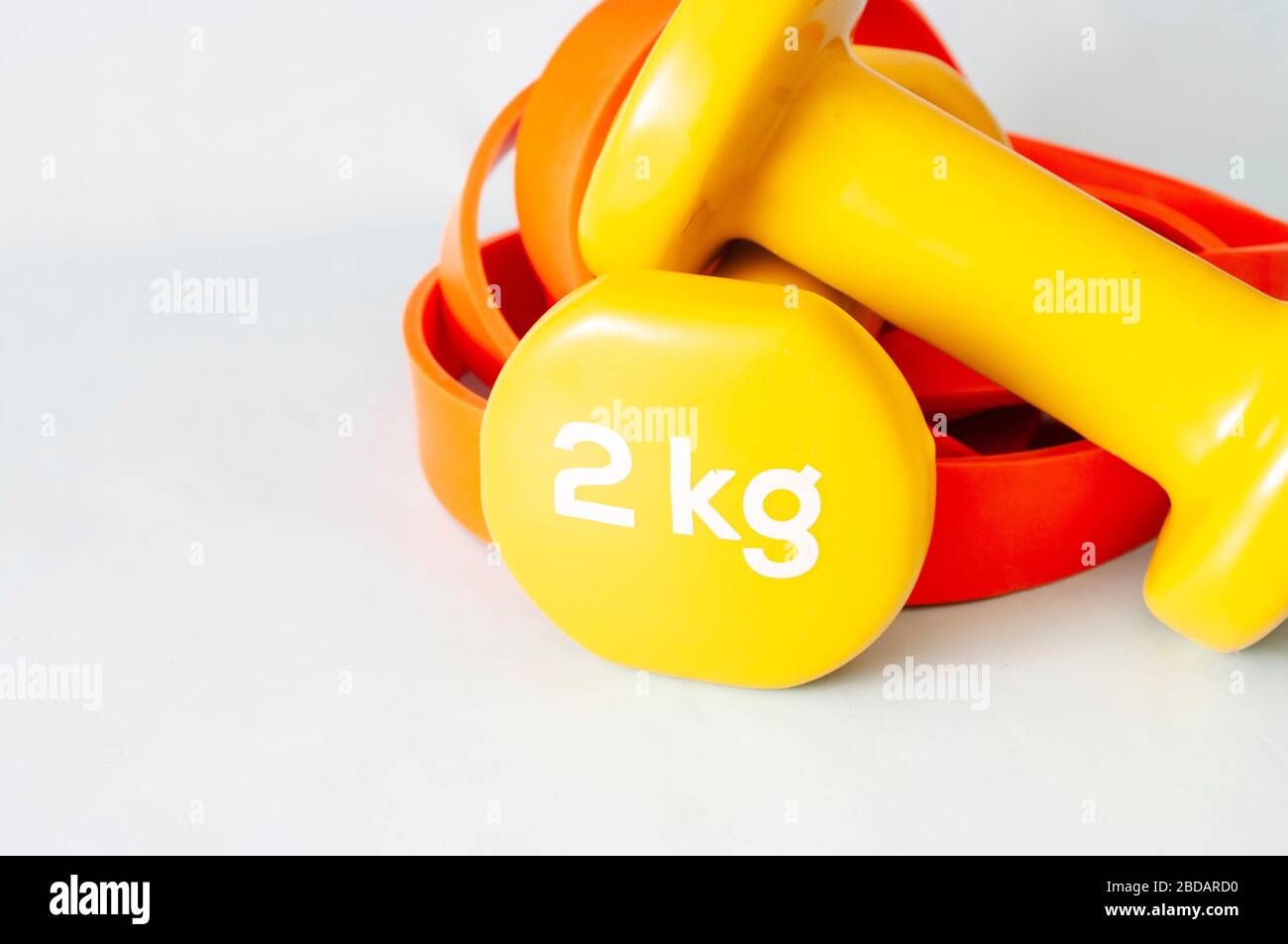 Attrezzatura per il fitness in casa, fascia elastica e manubri per allenamento.Rimani a casa, quarantena. Foto Stock