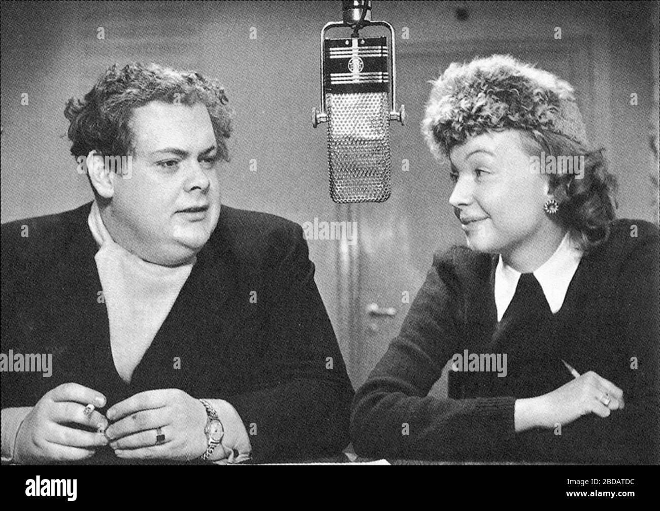 'Åke Falck och Birgit Linton pratade film i radioprogramt Fönstret.; 1947; Nordmark, Dag: Finrummet och lekstugan. Stoccolma, 1999, pag. 110; fotografo Sören Hoffman/SVT Bild; ' Foto Stock