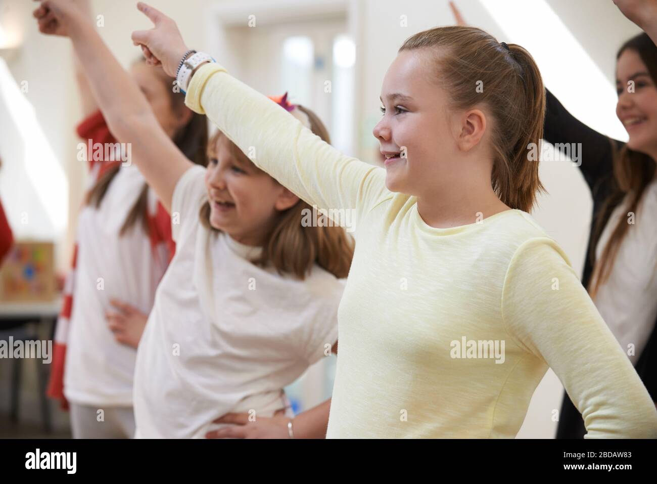 Gruppo di bambini che si divertono con una lezione di danza alla Stage School insieme Foto Stock