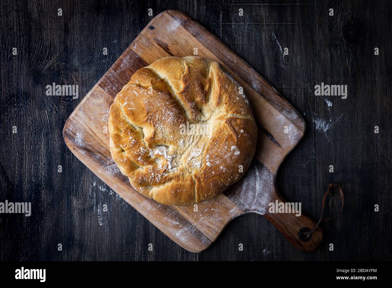 Pane croccante fatto in casa su una pagaia di legno. Foto Stock