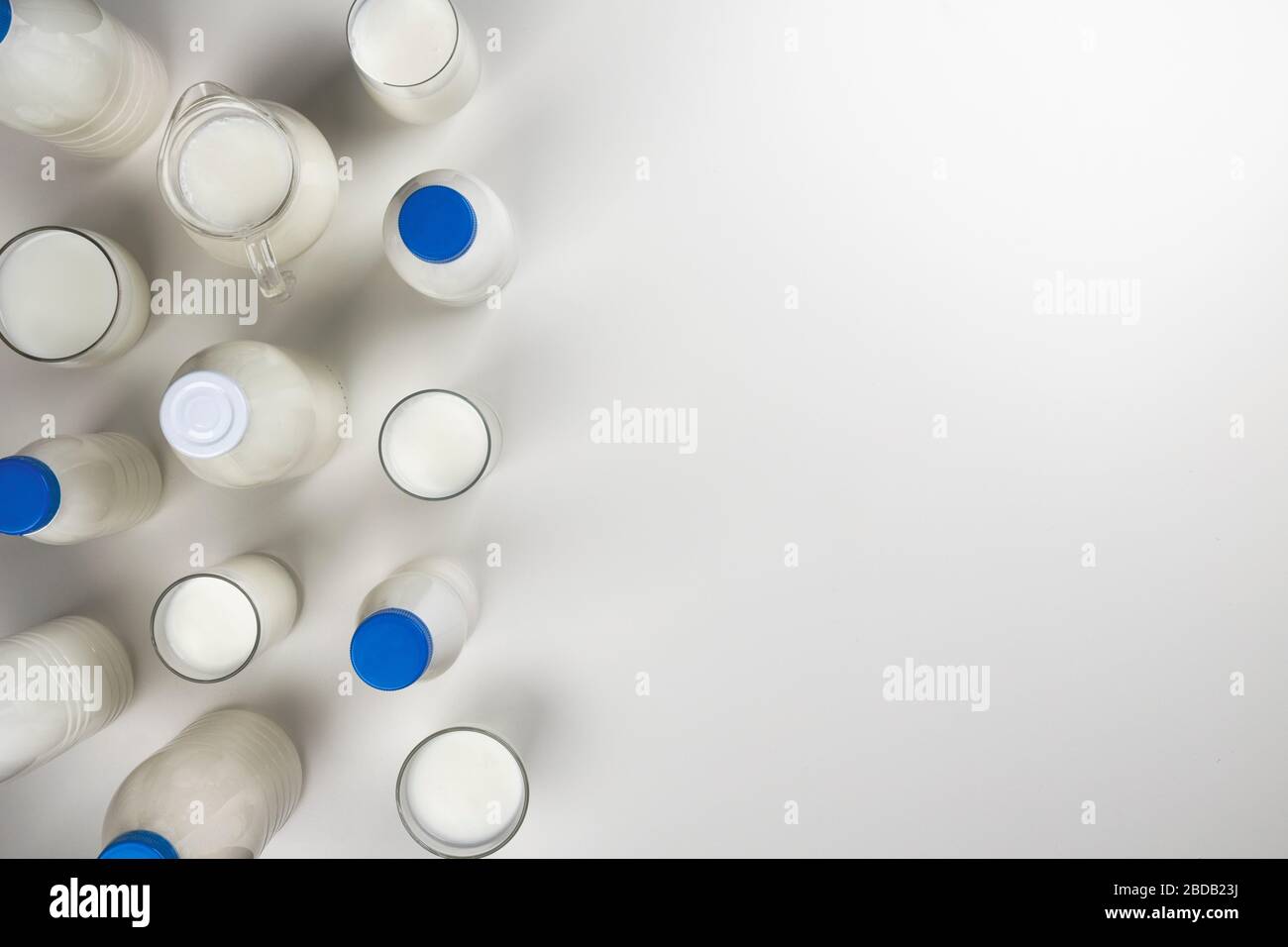 Confezionamento prodotti lattiero-caseari su sfondo bianco, vista dall'alto Foto Stock