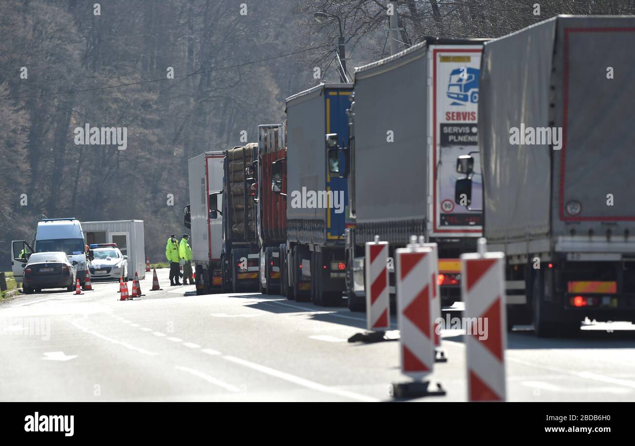Controllo di frontiera della polizia slovacca a Stary Hrozenkov-Drietoma, al confine tra Slovacchia e Repubblica Ceca, 8 aprile 2020. (Foto CTK/Gluck Dalibor) Foto Stock