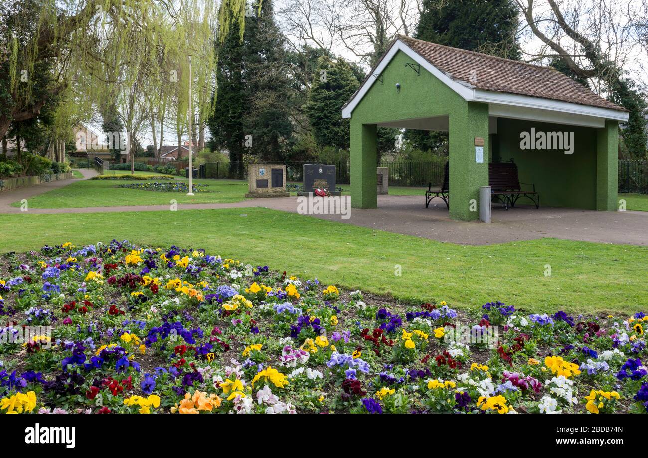 Aiuole, un rifugio per i visitatori e pietre commemorative nel Giardino della memoria nel North End Park, Driffield, East Yorkshire Foto Stock