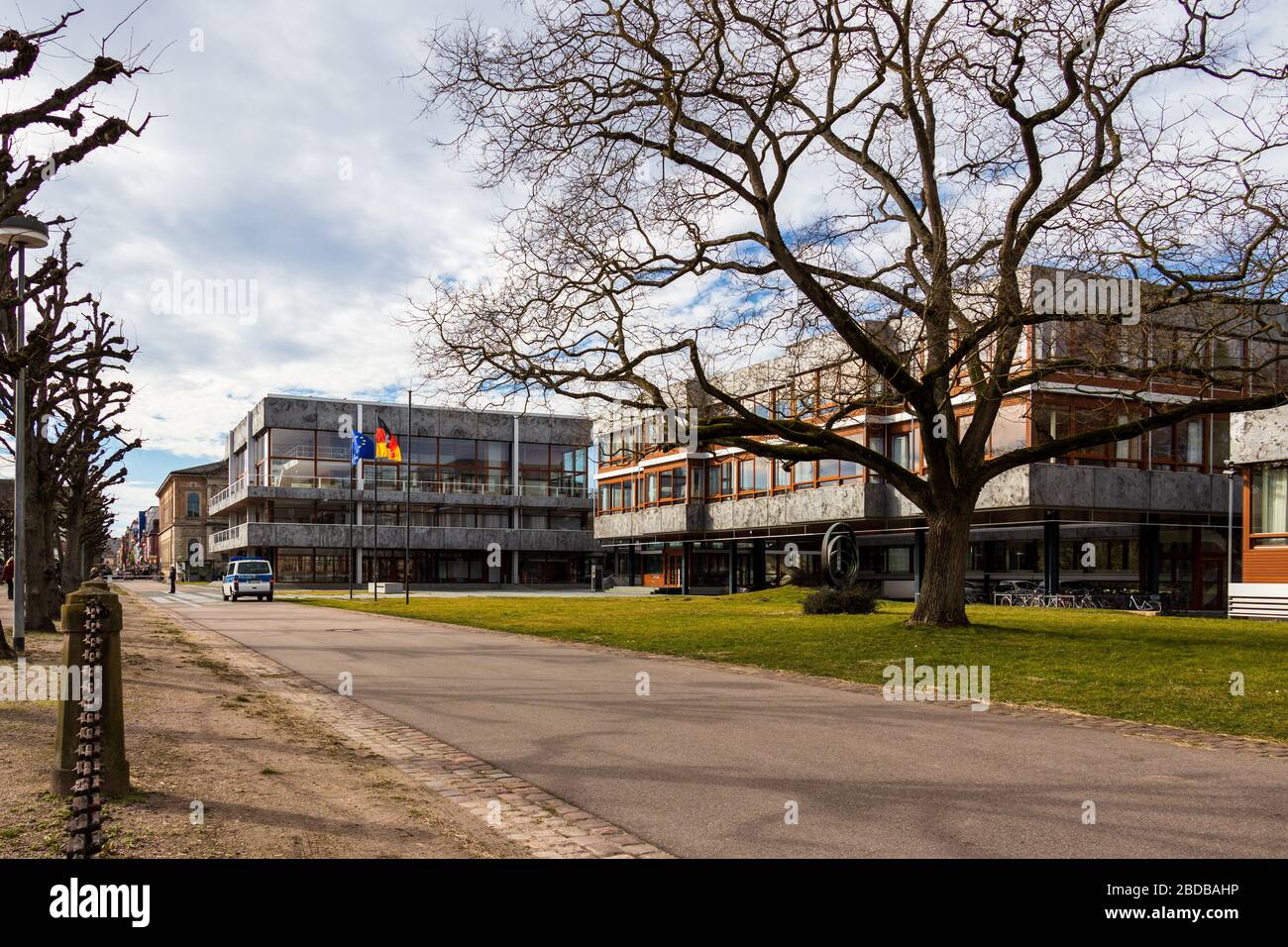Vista laterale sugli edifici e sulla piazza d'ingresso della Corte federale di giustizia, Bundesverfassungsgericht, BGH a Karlsruhe, Baden, Germania Foto Stock
