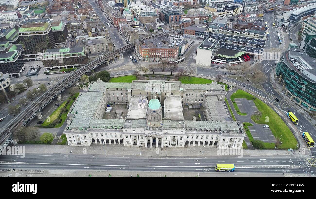 Dublino, Irlanda - 3 aprile 2020: Vista aerea delle strade normalmente trafficate nel centro della città ora praticamente deserta a causa delle restrizioni Covid-19. Foto Stock