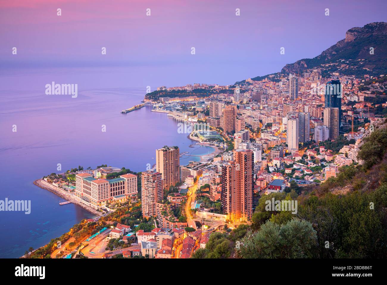 Monte Carlo, Monaco. Immagine aerea del paesaggio urbano di Monte Carlo, Monaco durante l'alba estiva. Foto Stock