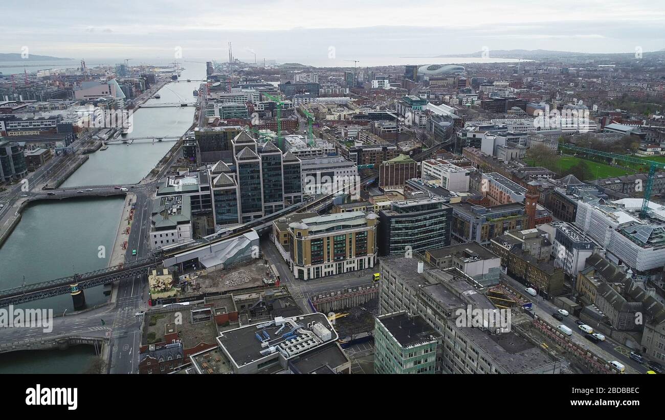 Dublino, Irlanda - 3 aprile 2020: Vista aerea delle strade normalmente trafficate nel centro della città ora praticamente deserta a causa delle restrizioni Covid-19. Foto Stock