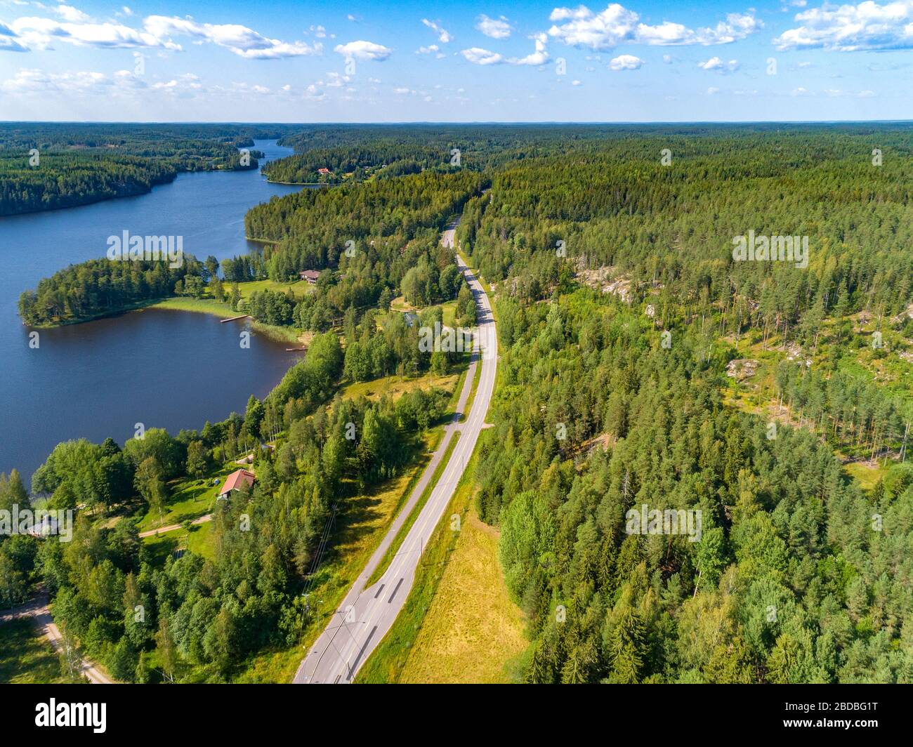 Vista aerea dei laghi blu e delle foreste verdi in Finlandia. Foto Stock