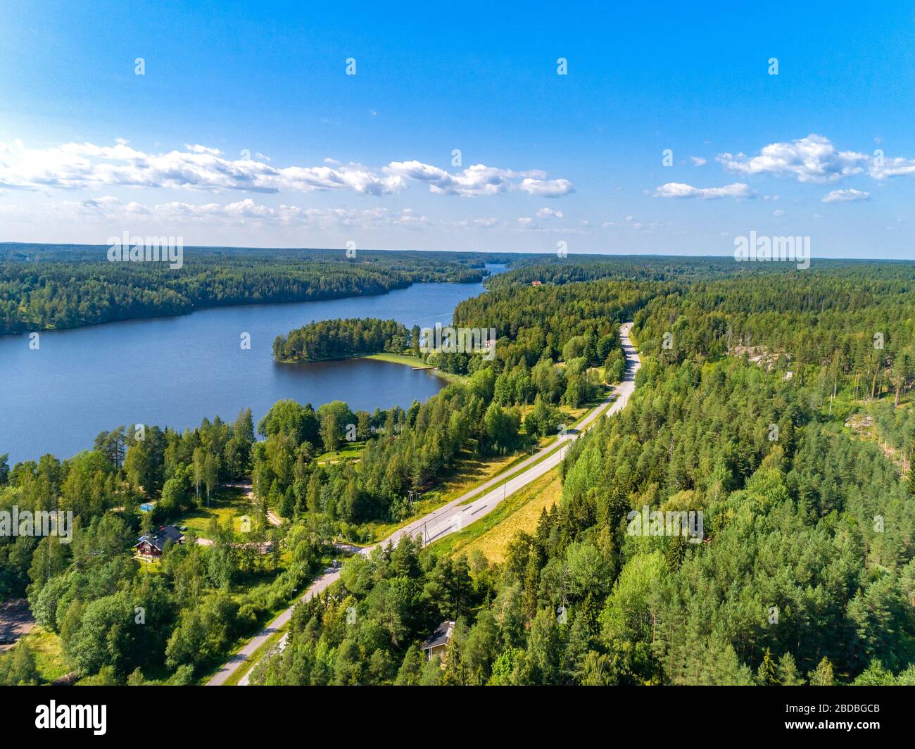 Vista aerea dei laghi blu e delle foreste verdi in una giornata estiva di sole in Finlandia. Foto Stock