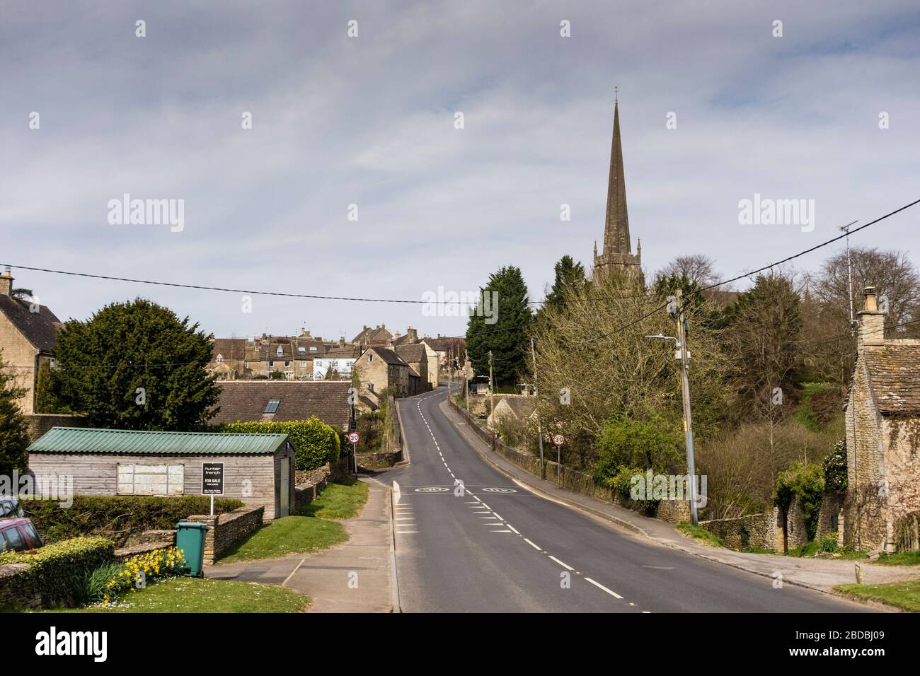 Strada vuota senza auto e persone a causa del blocco causato da Covid 19, Tetbury, Gloucestershire, Regno Unito Foto Stock