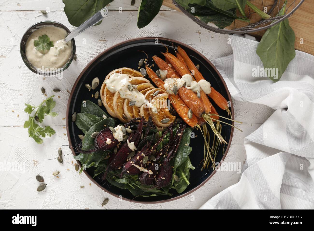 Ensalada de verduras de invierno y espinacas Foto Stock