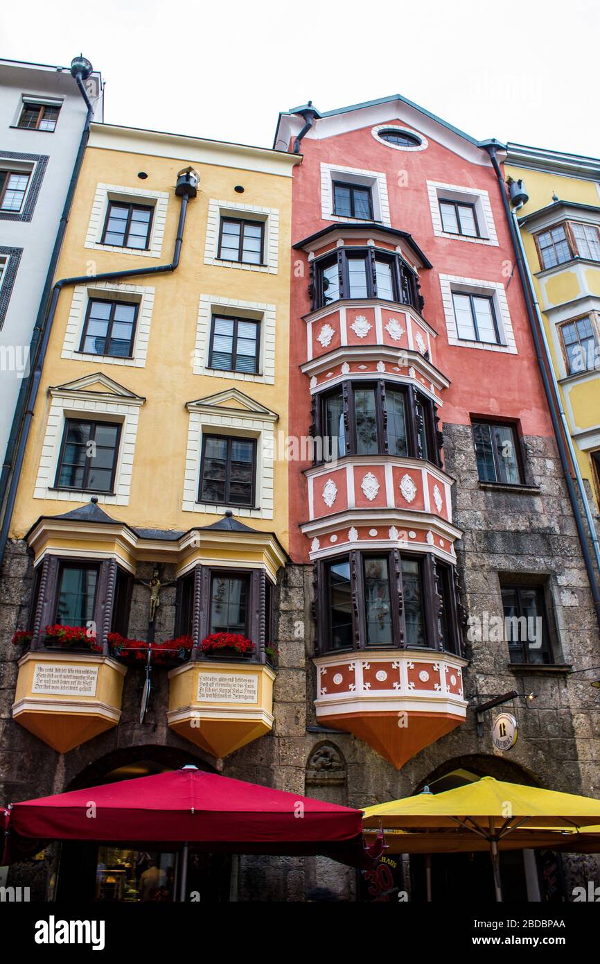 Innsbruck, Austria - 12 agosto 2019: Edifici colorati nella città vecchia di Innsbruck, Austria. Foto Stock