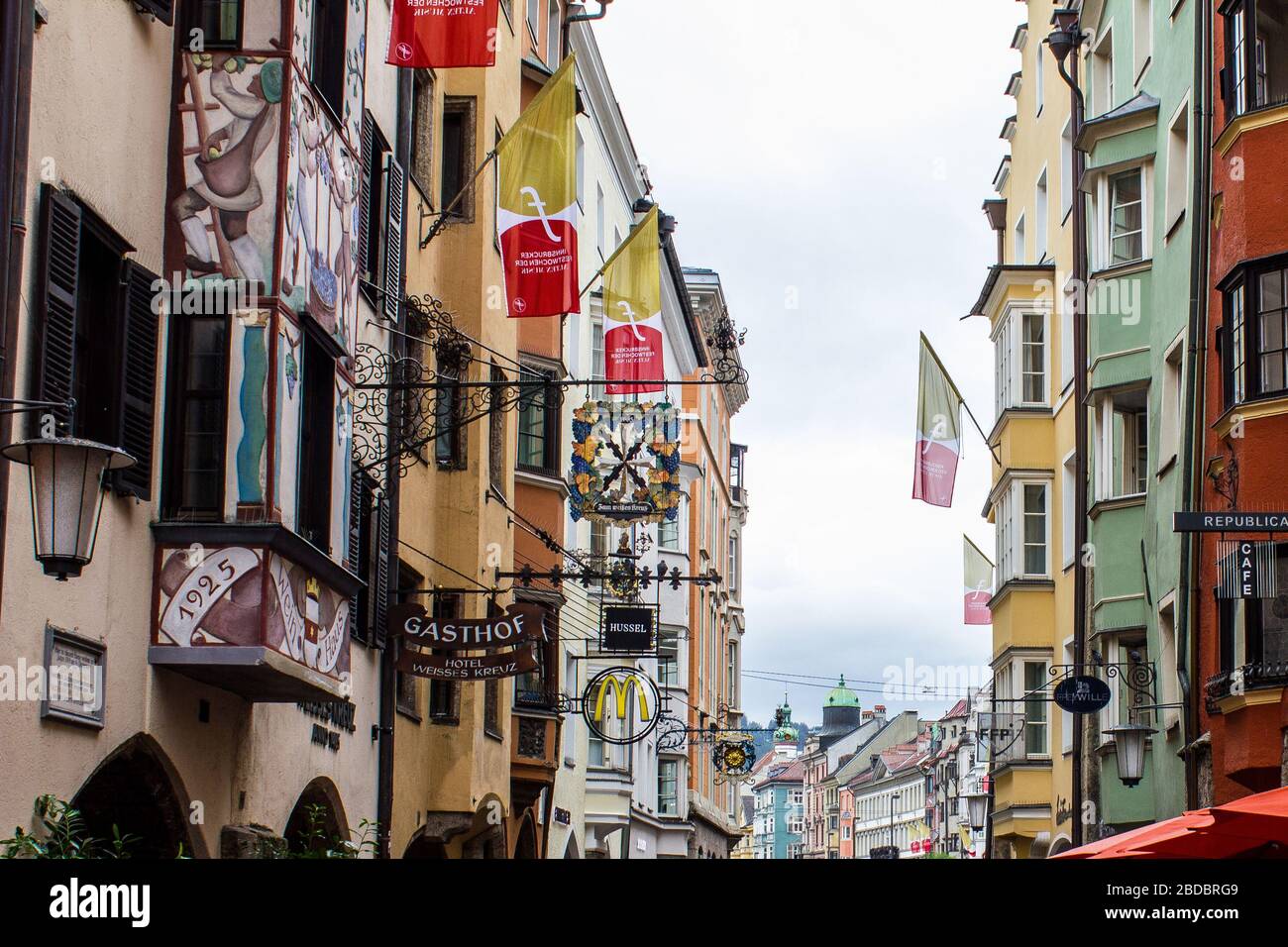 Innsbruck, Austria - 12 agosto 2019: Edifici colorati nel centro di Innsbruck. Foto Stock