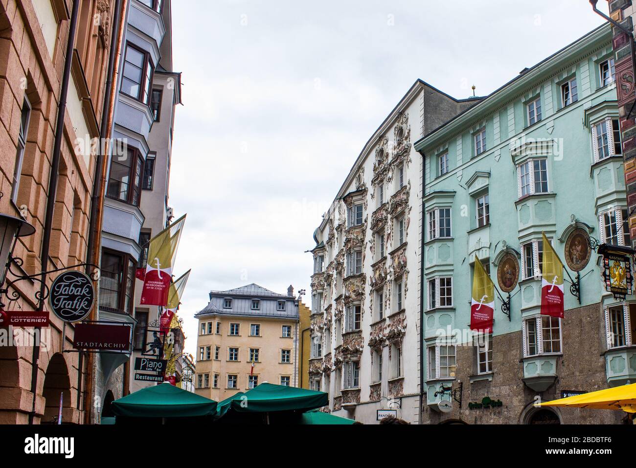 Innsbruck, Austria - 12 agosto 2019: Edifici colorati nel centro di Innsbruck, Austria. Foto Stock