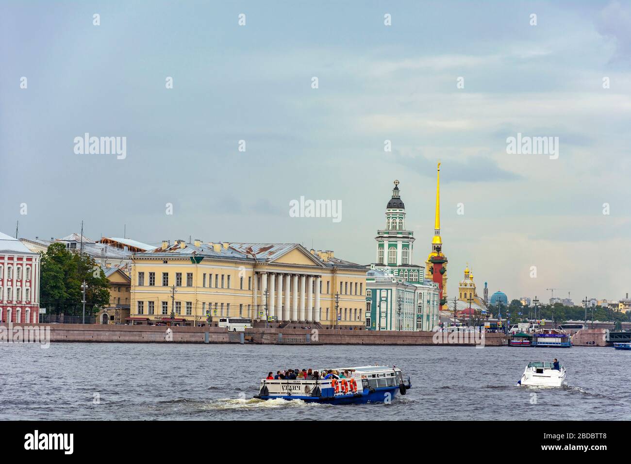 San Pietroburgo; vista dall'argine inglese sull'isola di Neva e Vasilievsky; nuvoloso giorno estivo Foto Stock