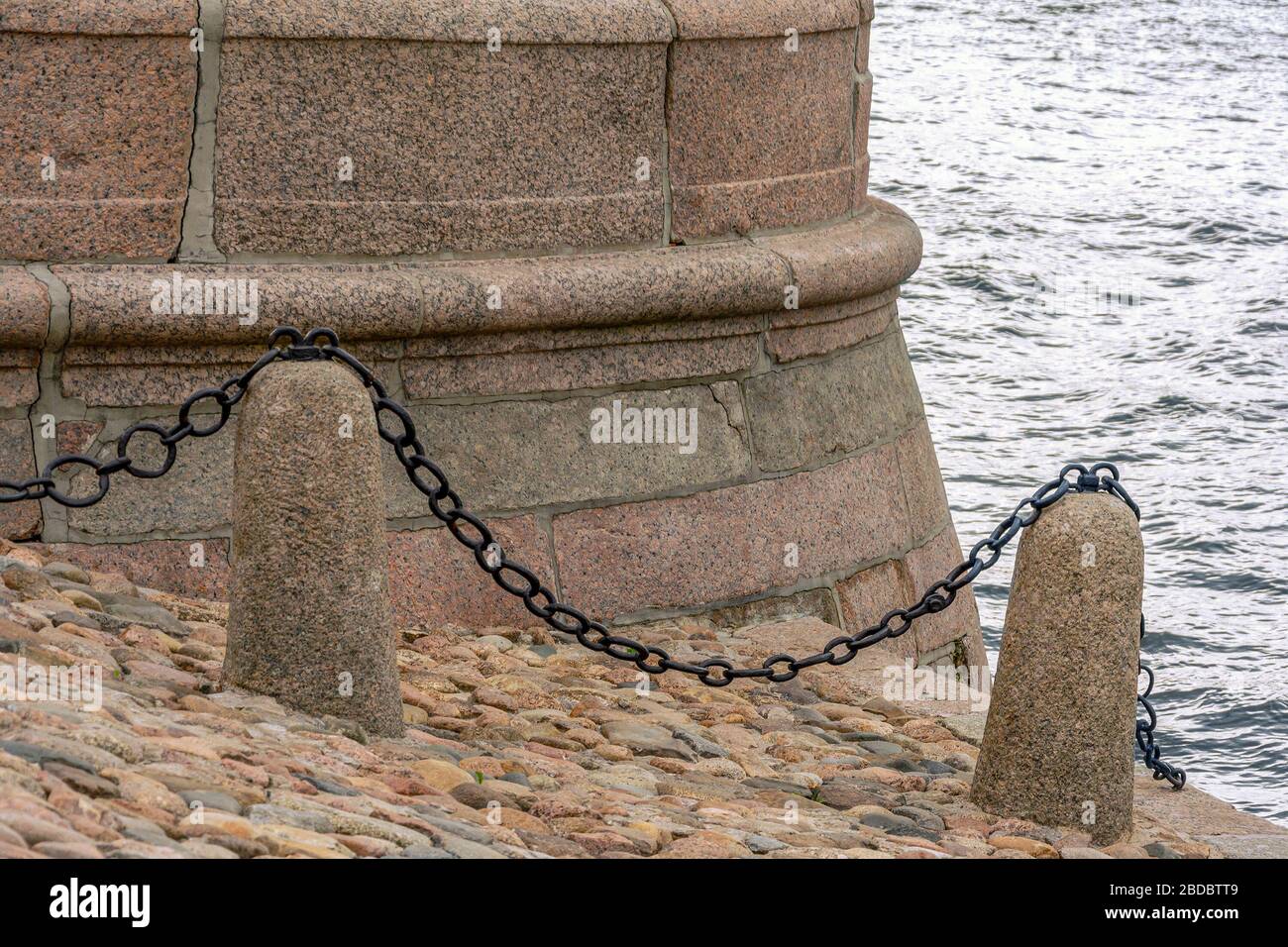 San Pietroburgo, un frammento del sostegno della riva del ponte Blagoveshchensk sul fiume Neva fatto di granito rosso tradizionale Foto Stock