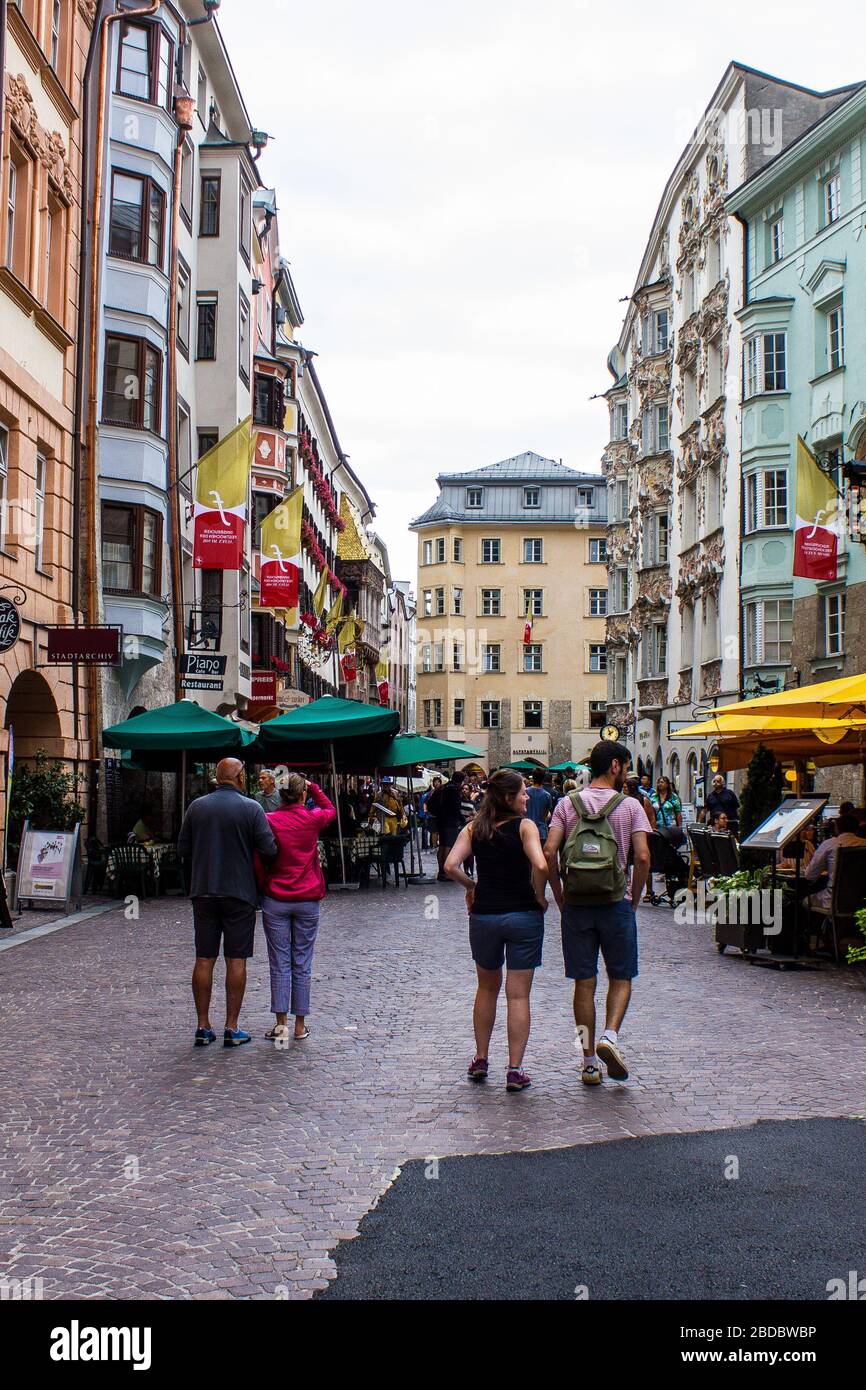 Innsbruck, Austria - 12 agosto 2019: Turisti che camminano per il centro di Innsbruck, Austria. Foto Stock