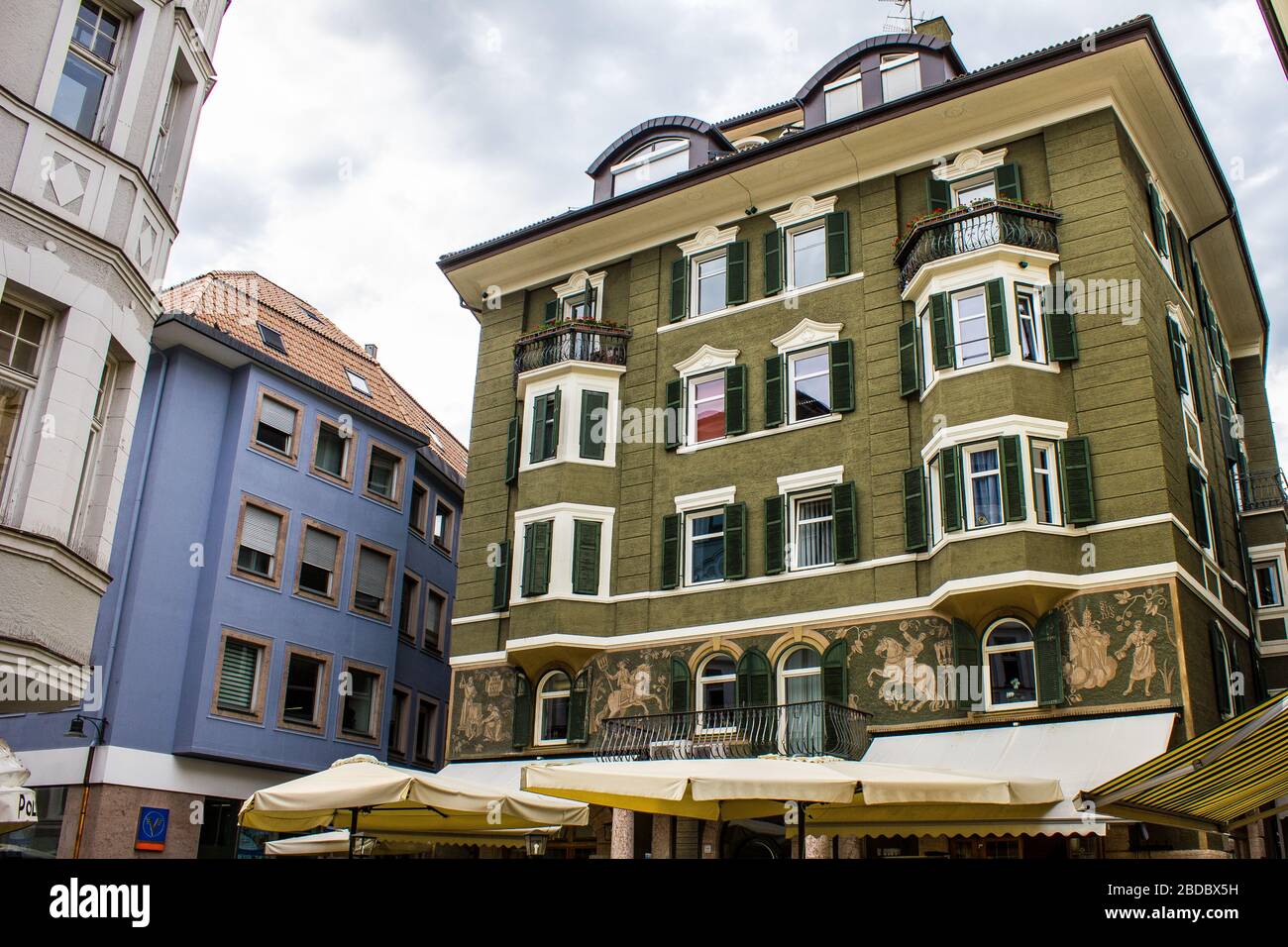 Bolzano, Italia - 13 agosto 2019: Facciate tradizionali di edifici a Bolzano. Foto Stock