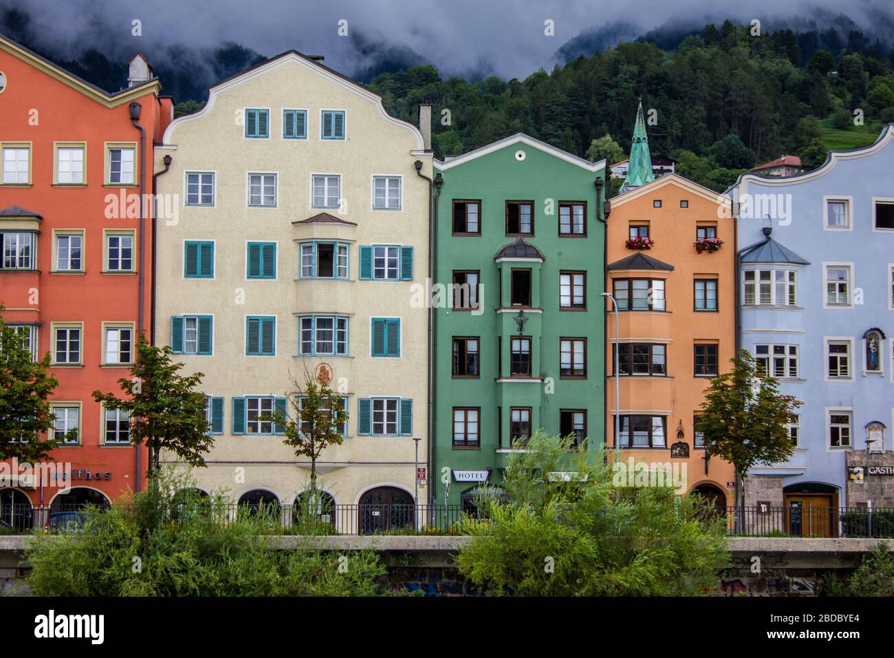 Innsbruck, Austria - 12 agosto 2019: Edifici colorati sulla riva del fiume Inn di Innsbruck. Foto Stock