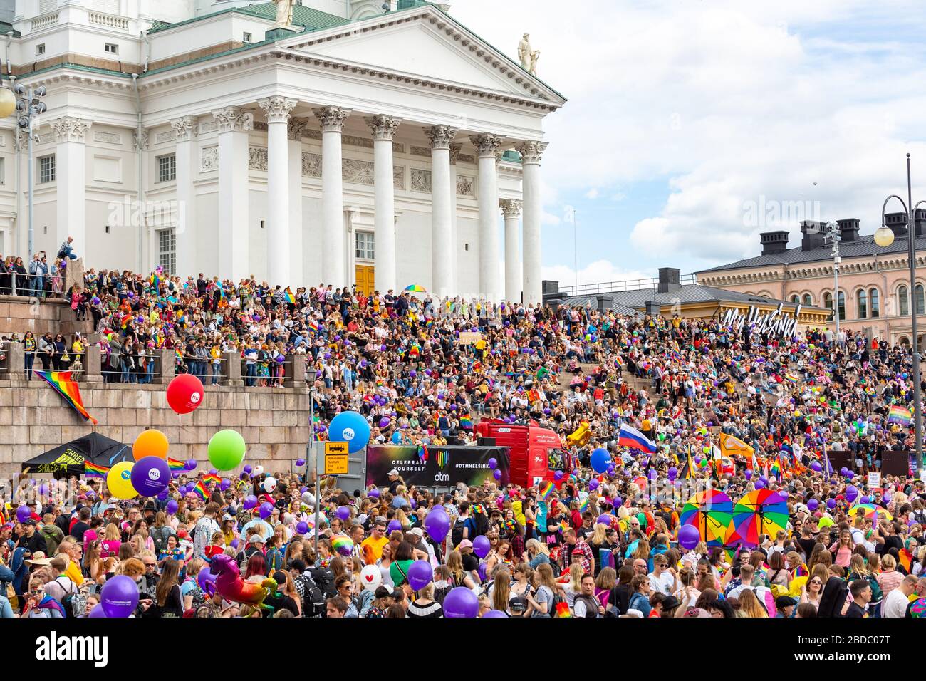 Helsinki Pride celebrazione della comunità LGBT. Popoli che celebrano insieme per i diritti umani e LGBT, gay. Foto Stock