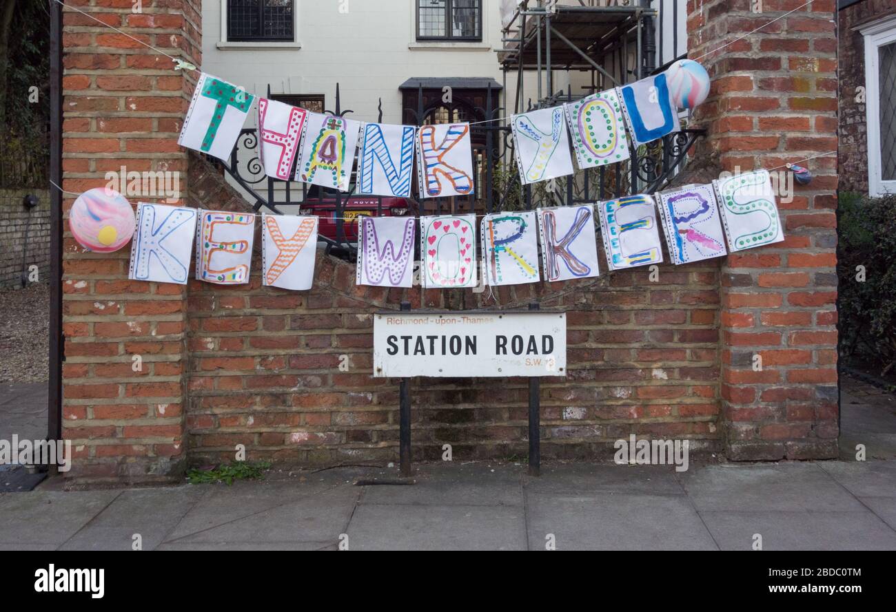 Grazie cartello Key Workers su Station Road, Barnes, Londra, Regno Unito Foto Stock