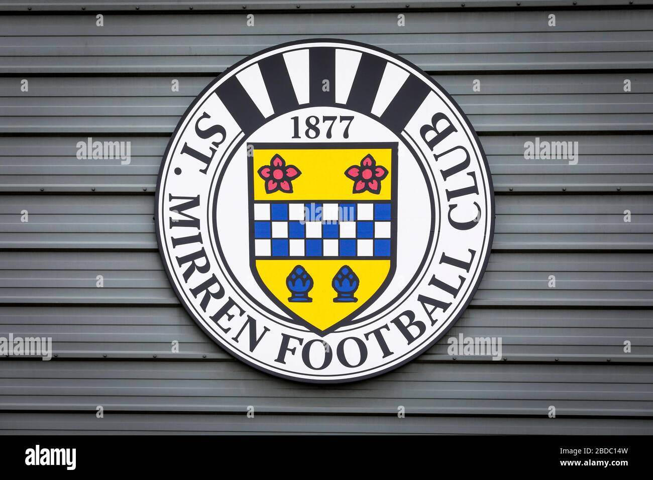 Logo del St Mirren Football Club, montato sulla parete del loro stadio principale, Paisley, Scozia Foto Stock