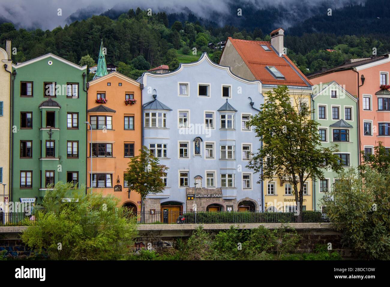 Innsbruck, Austria - 12 agosto 2019: Edifici colorati sulla riva del fiume Inn di Innsbruck. Foto Stock