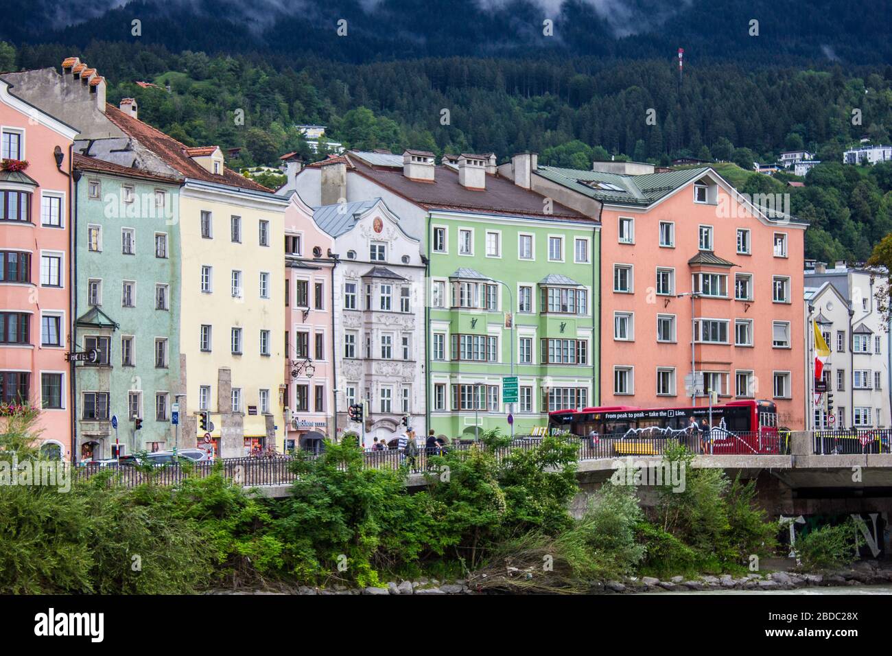Innsbruck, Austria - 12 agosto 2019: Persone che camminano lungo il fiume Inn a Innsbruck. Foto Stock