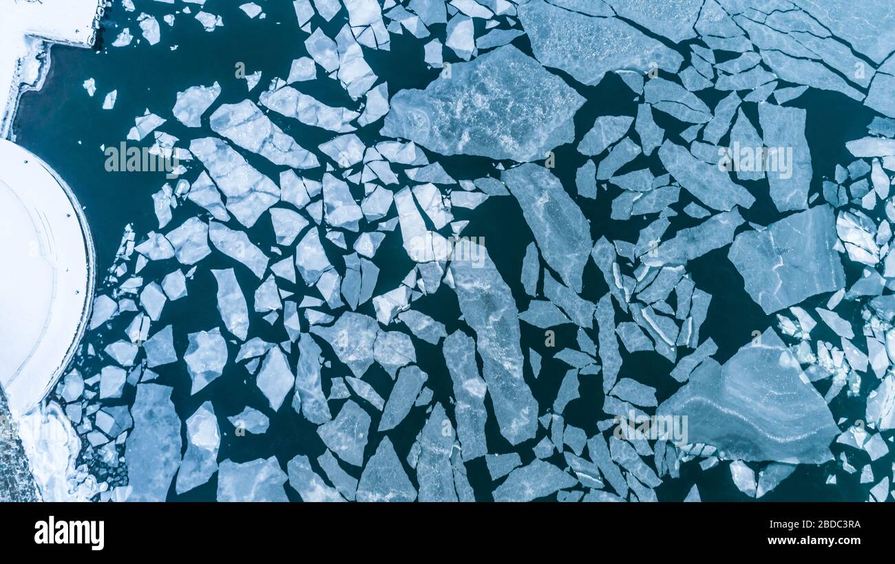 Vista aerea del ghiaccio congelato cracked floe galleggianti sul Mar Baltico, Finlandia Foto Stock