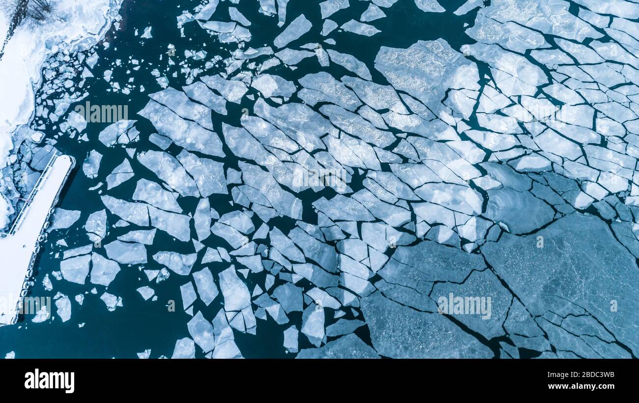 Vista aerea del ghiaccio congelato cracked floe galleggianti sul Mar Baltico, Finlandia Foto Stock