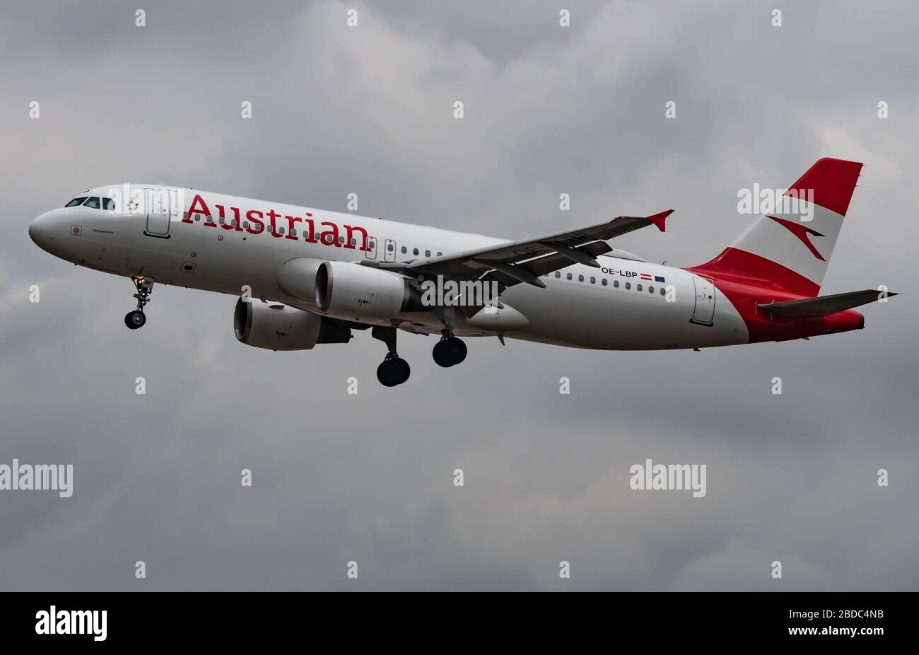 Austrian Airlines Airbus A320-200 OE-LBP in avvicinamento all'aeroporto di Francoforte Foto Stock