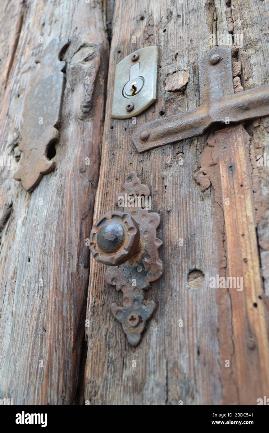 Vecchia porta di legno vicino fino Foto Stock