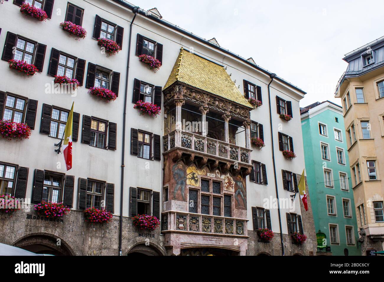 Innsbruck, Austria - 12 agosto 2019: Tetto d'oro e palazzi colorati nella città vecchia di Innsbruck. Foto Stock